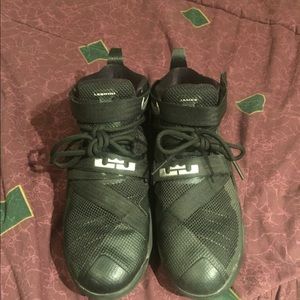 Nike lebron james basketball shoes